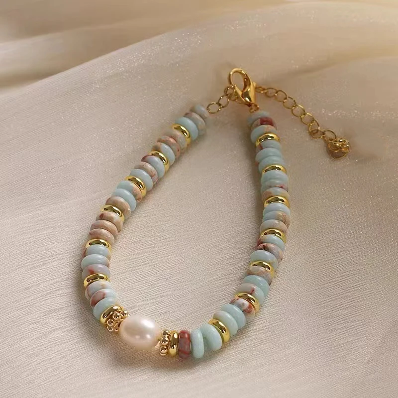 Collier de perles avec d'élégantes pierres de couleur