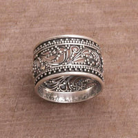 Bague creuse en argent avec motif de lierre