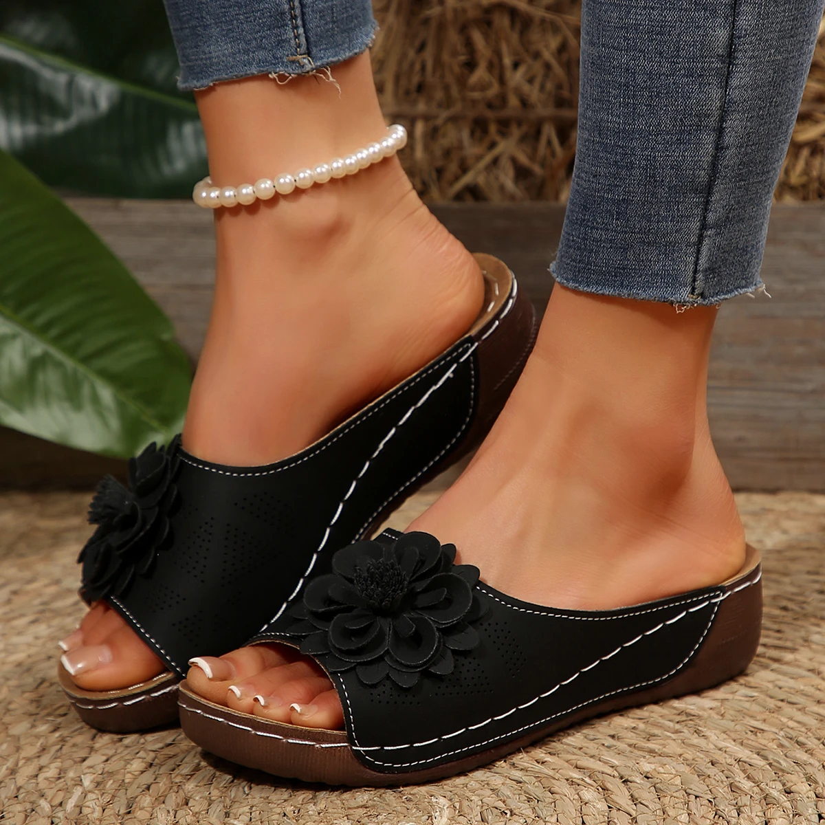 Sandales compensées femme à fleur en relief