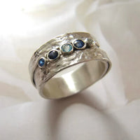 Bague argentée avec pierres incrustées bleues