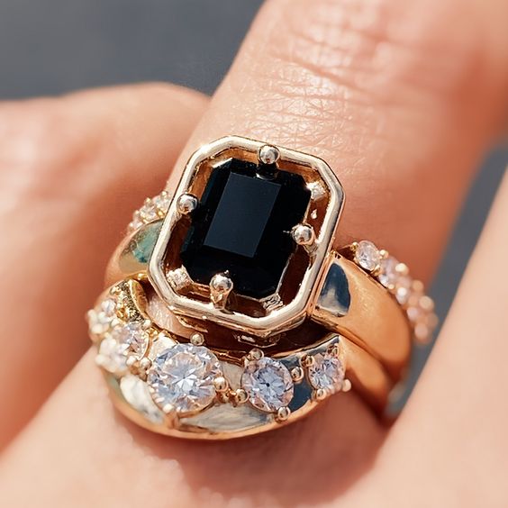 Bague vintage en or avec zirconium noir