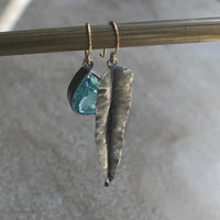 Boucles d'oreilles feuilles vintage avec cristal bleu