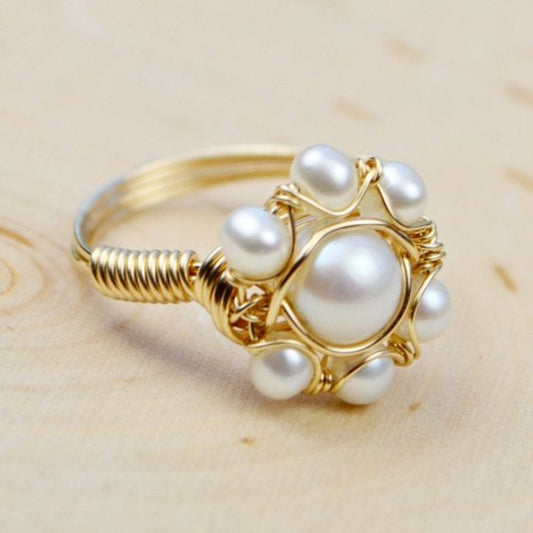 Bague en or vintage incrustée de perles