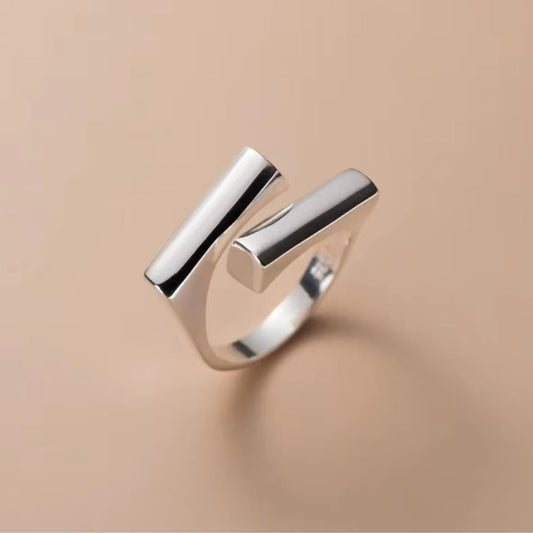 Bague géométrique simple à entrelacs lisses