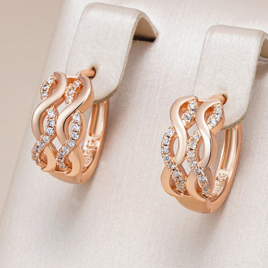 Boucles d'oreilles ondulées brillantes en or élégant