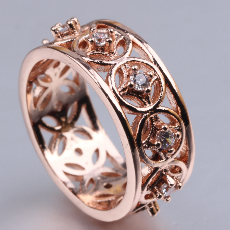 Bague vintage en or rose creux