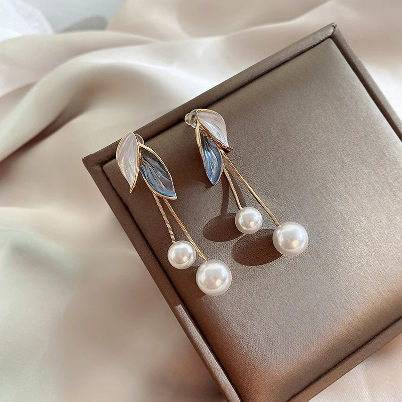 Boucles d'Oreilles Feuille Verte et Opale Blanche avec Perles en Or