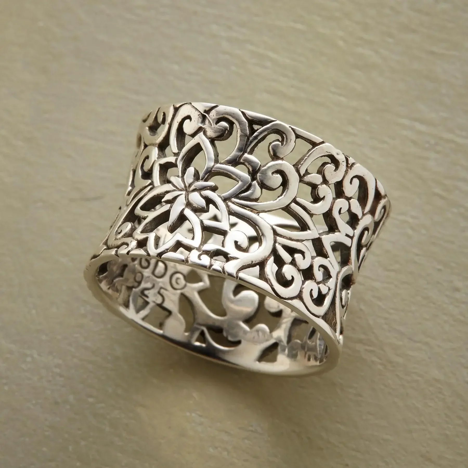 Bague creuse en argent