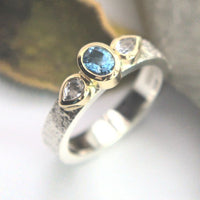 Bague vintage en or bleu et cristal