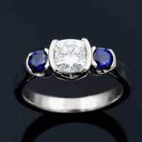 Bague vintage en argent avec zirconium bleu