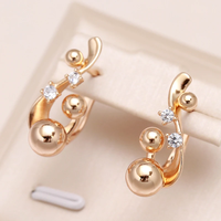 Élégantes boucles d’oreilles dorées arrondies avec zircone