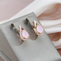 Boucles d’oreilles élégantes brillantes en zircones dorées et roses