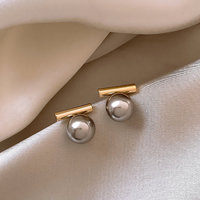 Élégantes boucles d'oreilles en perles sombres en or