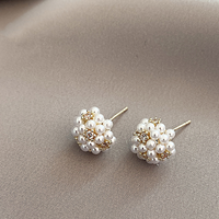 Petites boucles d'oreilles élégantes en perles