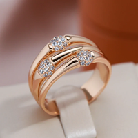 Bague élégante avec sphères dorées brillantes