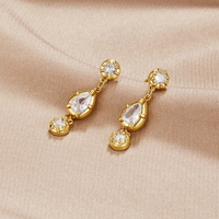 Boucles d'oreilles élégantes avec incrustation de cristaux