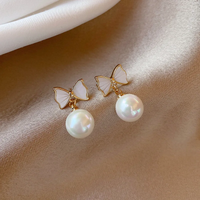 Boucles d'oreilles avec émail blanc et perles élégantes