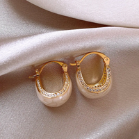 Boucles d'oreilles élégantes en forme de panier en pierre blanche