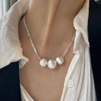 Collier élégant en pierre blanche