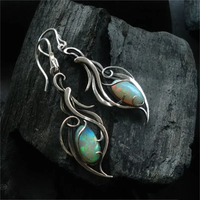 Boucles d'oreilles en argent vintage avec opale bleue