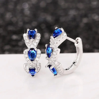Boucles d'oreilles élégantes en argent et zirconium incrusté de bleu