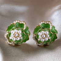 Boucles d'oreilles avec émail vert et perles élégantes