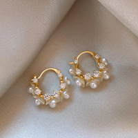 Boucles d'oreilles élégantes en perles et fleurs brillantes