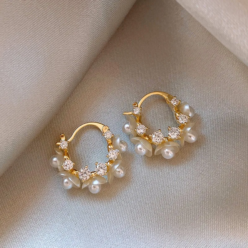 Boucles d'oreilles élégantes en perles et fleurs brillantes
