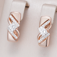 Boucles d'oreilles élégantes, courbes et brillantes