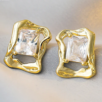 Elégantes boucles d'oreilles baroques et irrégulières