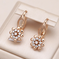 Boucles d'oreilles élégantes en forme de fleurs brillantes