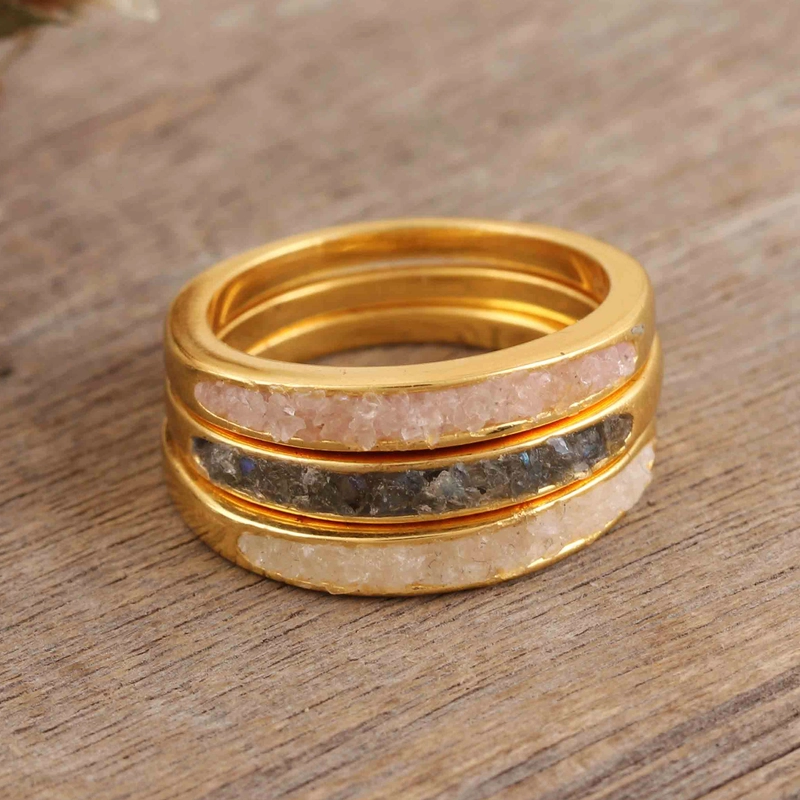 Bague en or avec incrustation minérale vintage