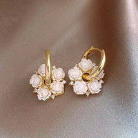 Boucles d'oreilles élégantes à fleurs blanches