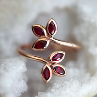 Bague vintage en or à feuilles rouges