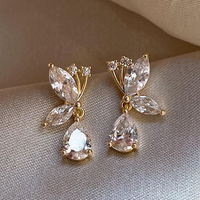 Boucles d'oreilles en cristal blanc élégant