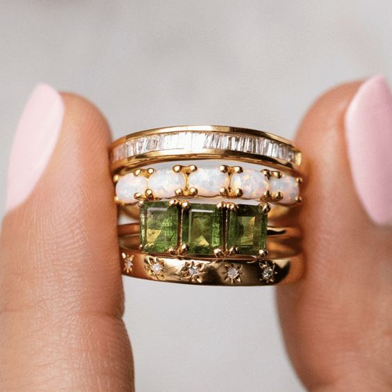 Bague vintage verte et blanche avec cristaux