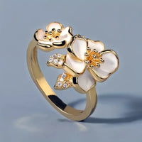 Bague en or à fleurs blanches