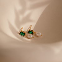 Boucles d'oreilles en cristal vert et perles vintage