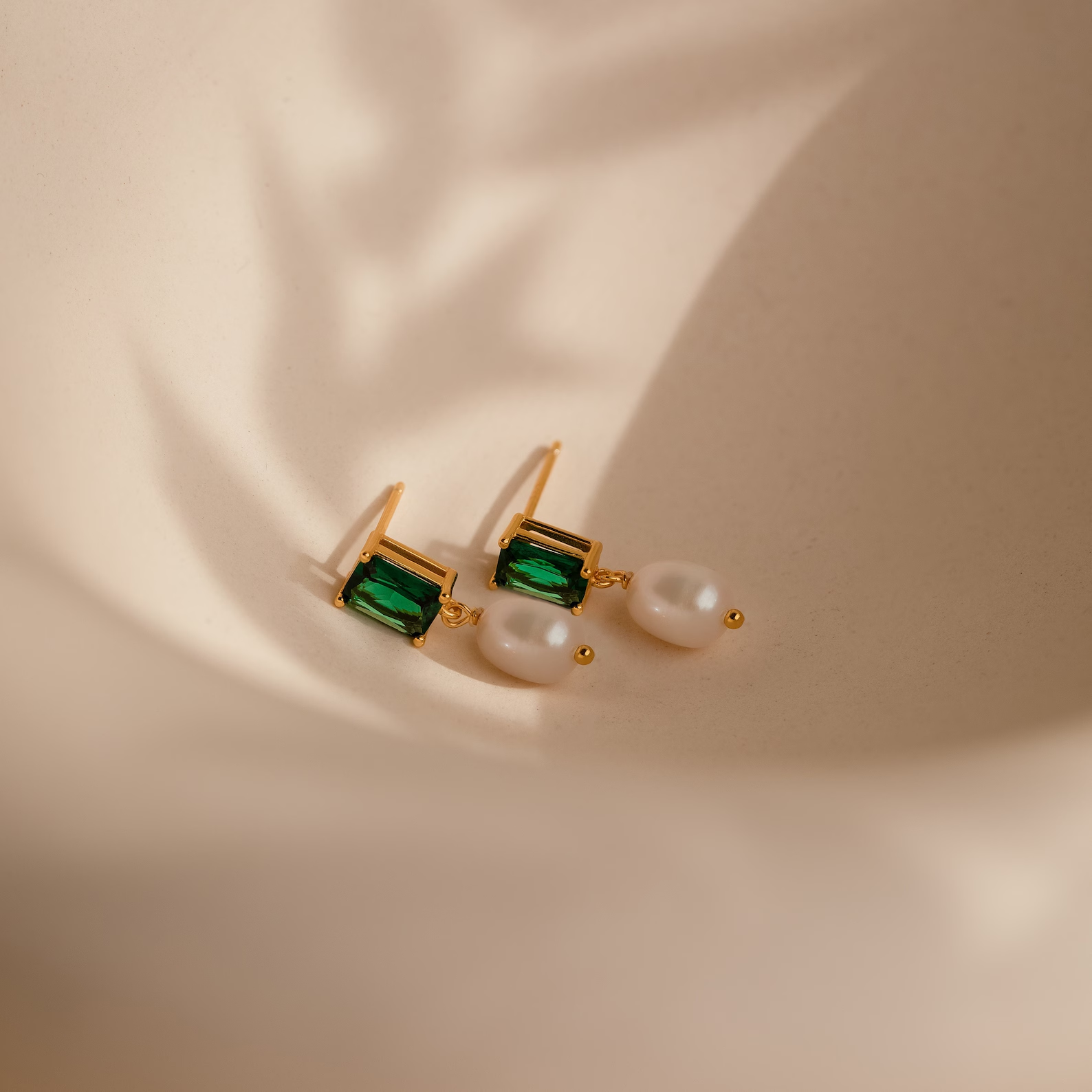 Boucles d'oreilles en cristal vert et perles vintage