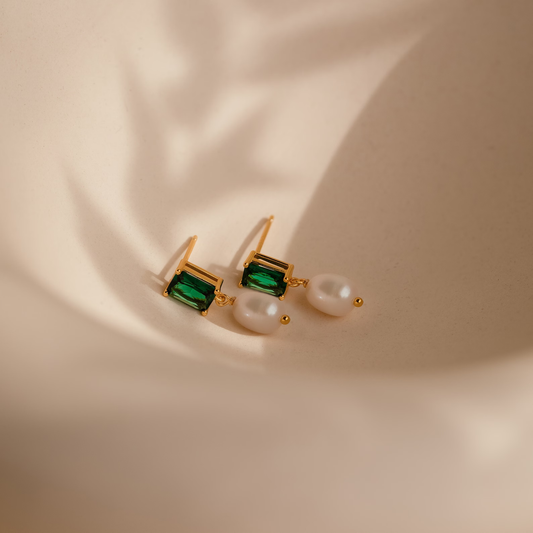 Boucles d'oreilles en cristal vert et perles vintage