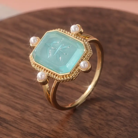 Bague vintage en or bleu et cristal