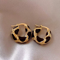 Boucles d'oreilles élégantes en plaqué or noir