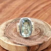 Bague argentée en pierre verte