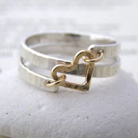 Bague en argent avec nœud de cœur en or