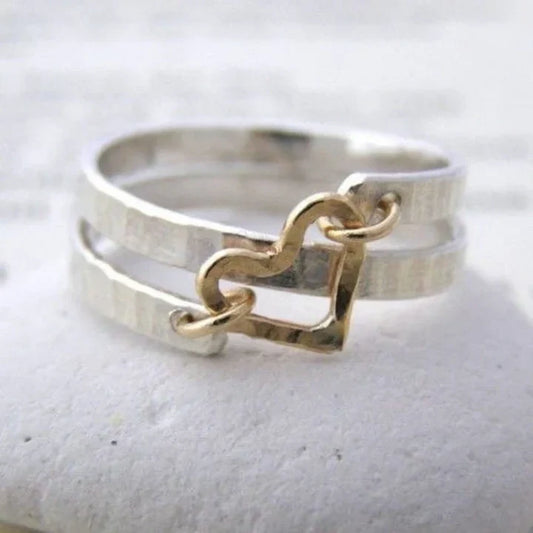 Bague en argent avec nœud de cœur en or