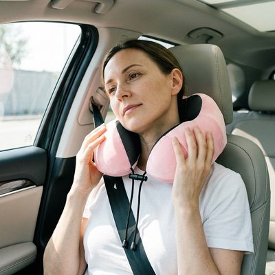 Oreiller de voyage femme se repose