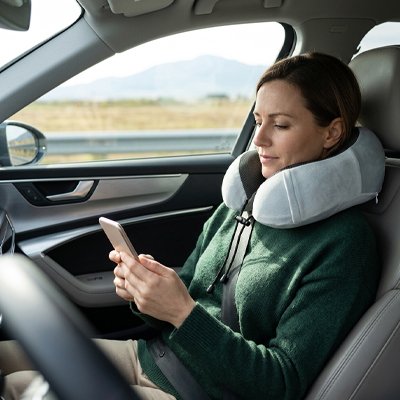 Oreiller de voyage femme utilise phone