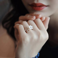 Bague Ajustable en Or avec Pétale Blanc et Zirconia
